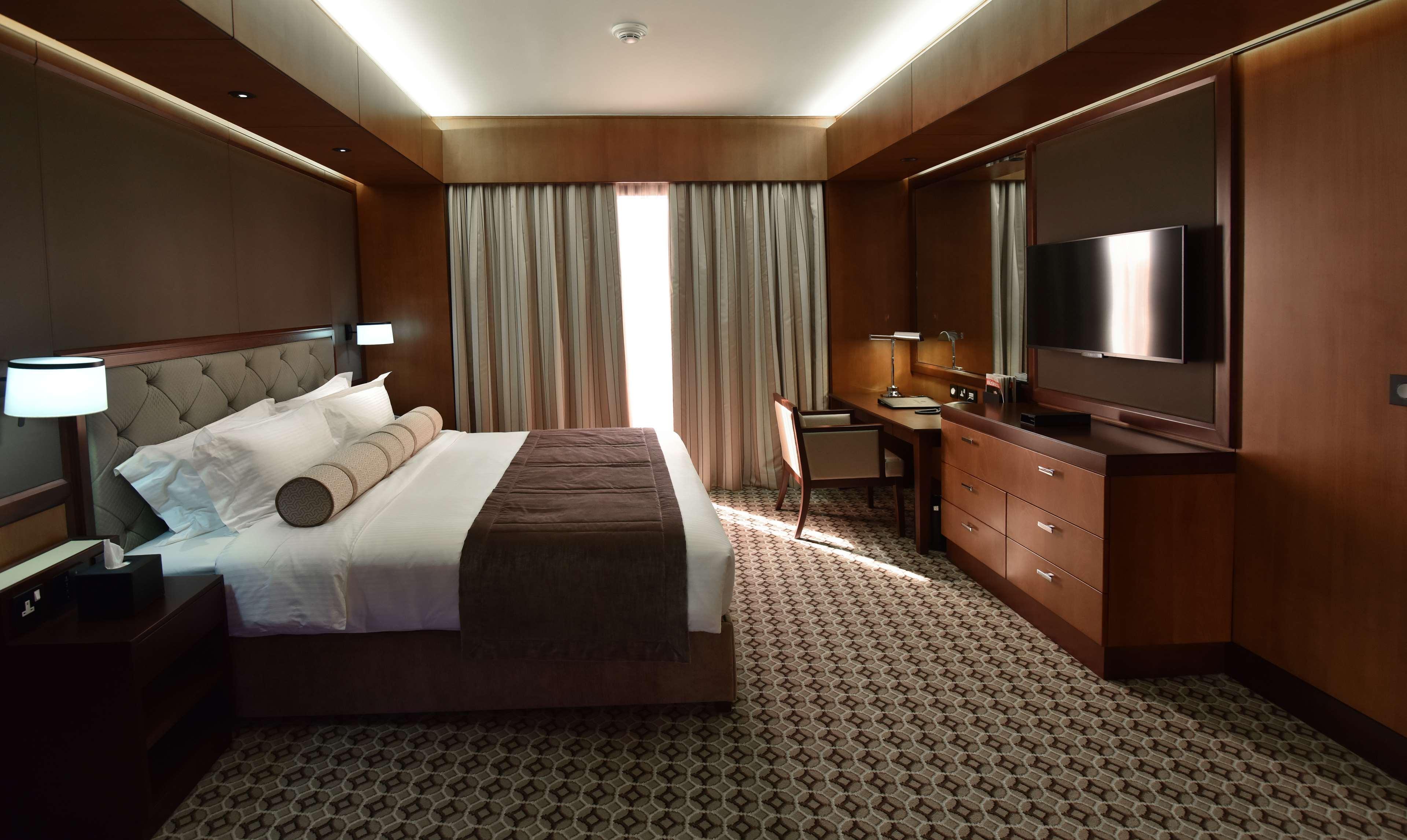 Ayla Grand Hotel Al Ain Exterior photo A bedroom in the hotel